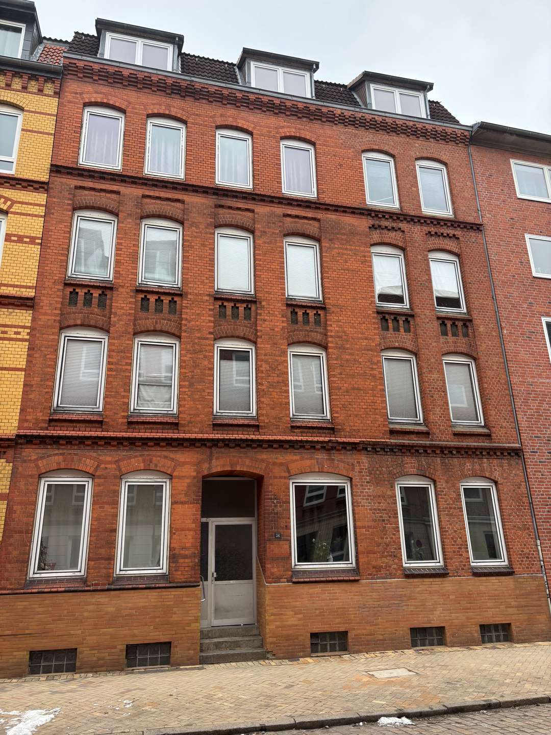 Bild von Gepflegtes Mehrfamilienhaus, stilvoller Altbau in gesuchter Lage von 24116 Kiel.