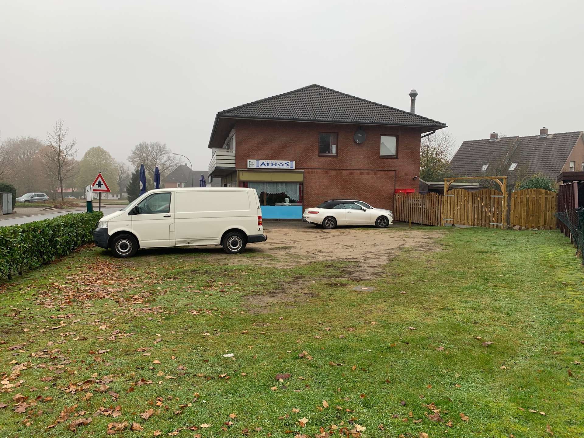 Bild von Gepflegtes Walmdachhaus mit 2 Wohneinheiten und Gewerbeeinheit in 25560 Schenefeld.