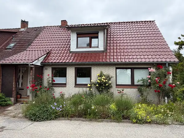 Doppelhaushälfte mit 2 Wohneinheiten in ruhiger Lage von 24113 Kiel - Hauptbild