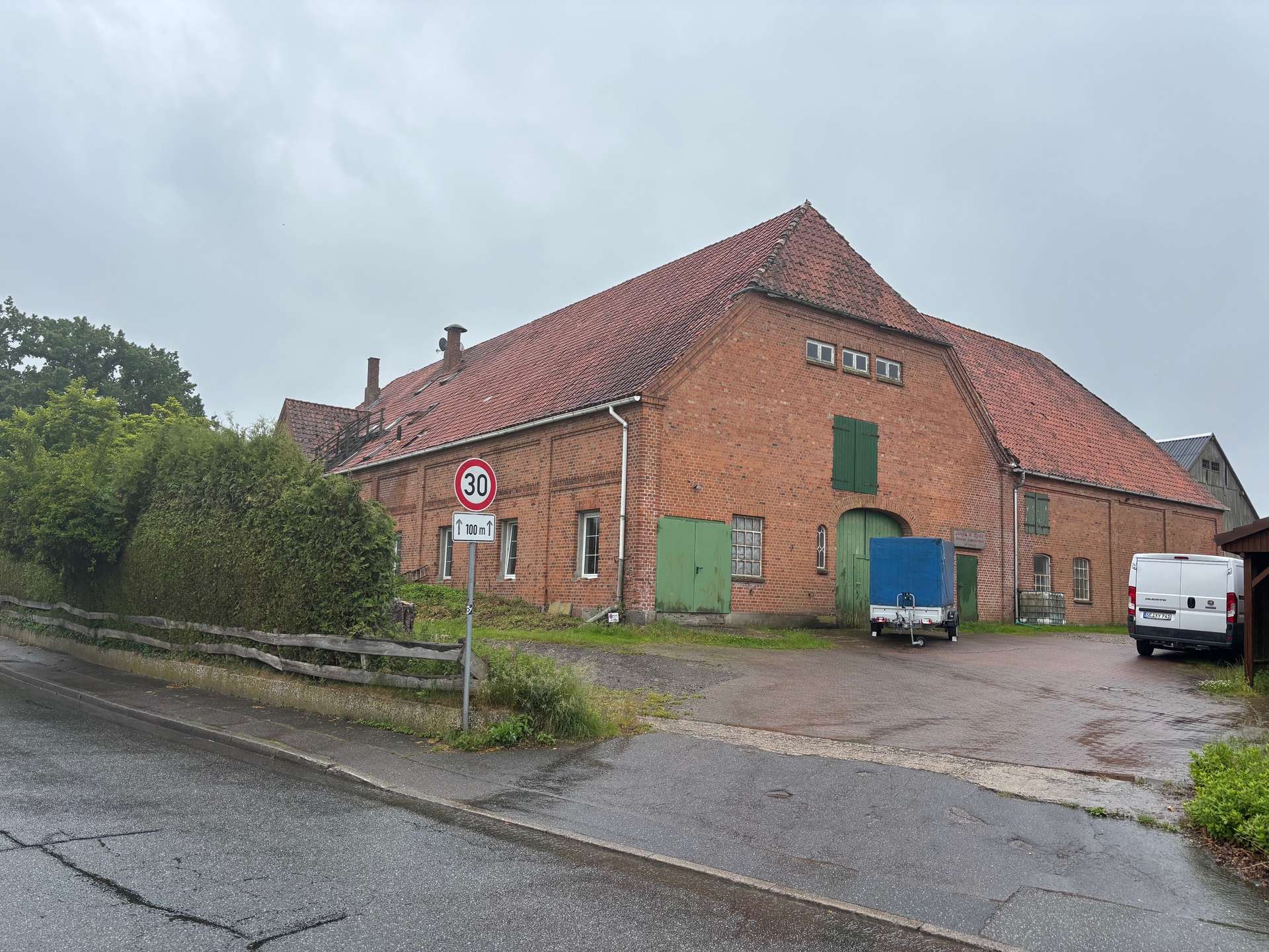 Bild von Rotstein-Mehrfamilienhaus, Wohnen, Gewerbe u. Weide in 23812 Rohlstorf OT Quaal.