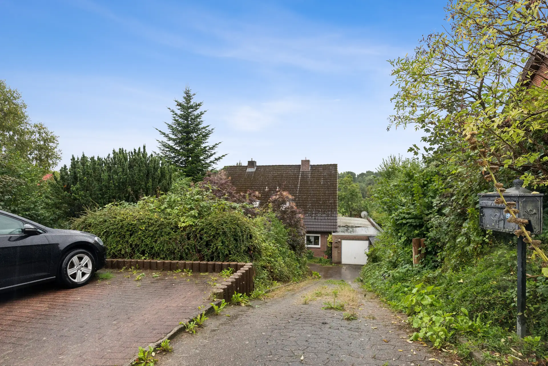 Bild von Gepflegte Rotstein-Doppelhaushälfte in Hanglage mit Vollkeller, Wintergarten, Garage in 24146 Kiel