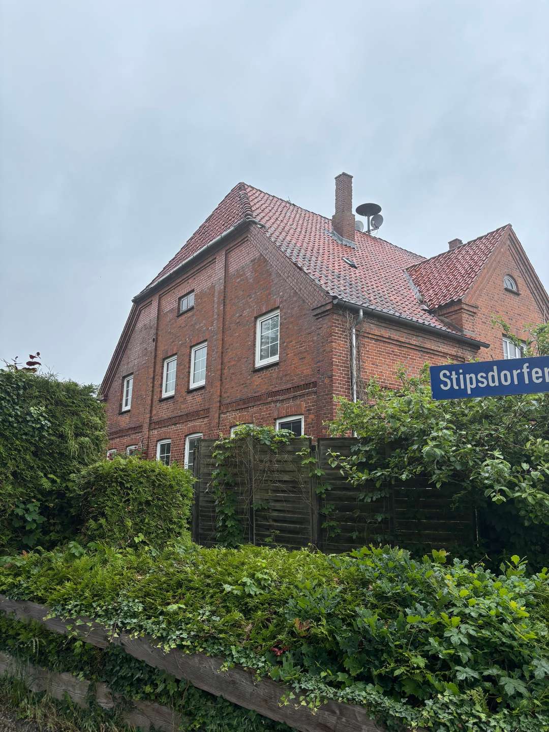 Bild von Rotstein-Mehrfamilienhaus, Wohnen, Gewerbe u. Weide in 23812 Rohlstorf OT Quaal.