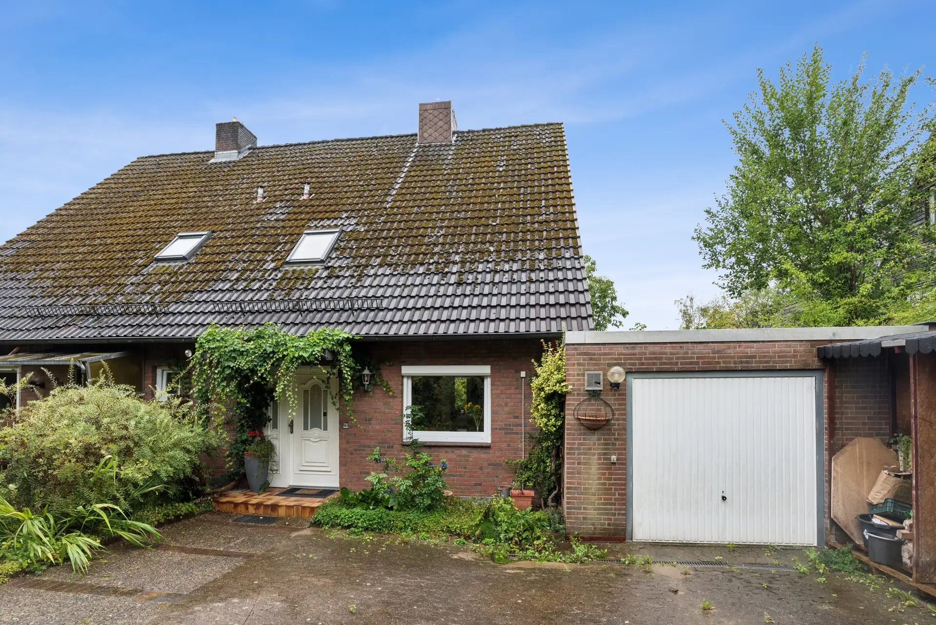 Bild von Gepflegte Rotstein-Doppelhaushälfte in Hanglage mit Vollkeller, Wintergarten, Garage in 24146 Kiel