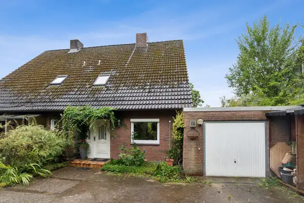 Gepflegte Rotstein-Doppelhaushälfte in Hanglage mit Vollkeller, Wintergarten, Garage in 24146 Kiel - Hauptbild